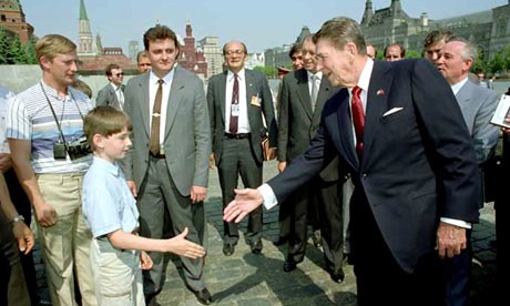 Oficjalny fotograf Białego Domu, Pete Souza, wspominał kilka lat temu w wywiadzie dla amerykańskiego radia NPR, jak powstało to słynne zdjęcie. Na zaproszenie Gorbaczowa, Ronald Reagan odwiedził Moskwę. Amerykańskiego prezydenta otoczyli rosyjscy „turyści”, zarzucający go pytaniami o prawa człowieka w Stanach Zjednoczonych. Souza spytał o nich agenta Secret Service. W odpowiedzi usłyszał „Och, to wszystko rodziny KGB”.
