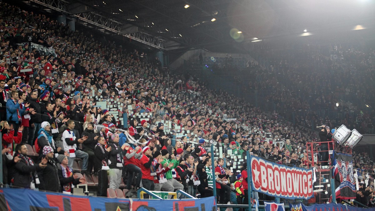 Na trybunie wschodniej stadionu Wisły Kraków popękały szyby. Jak powiedział Michał Pyclik z ZIKiT, którego wypowiedź cytuje lovekrakow.pl, pęknięcie szyb nastąpiło samoczynnie.