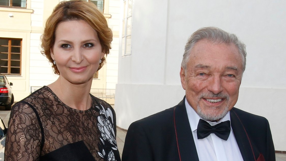 Český spevák Karel Gott s manželkou Ivanou. 