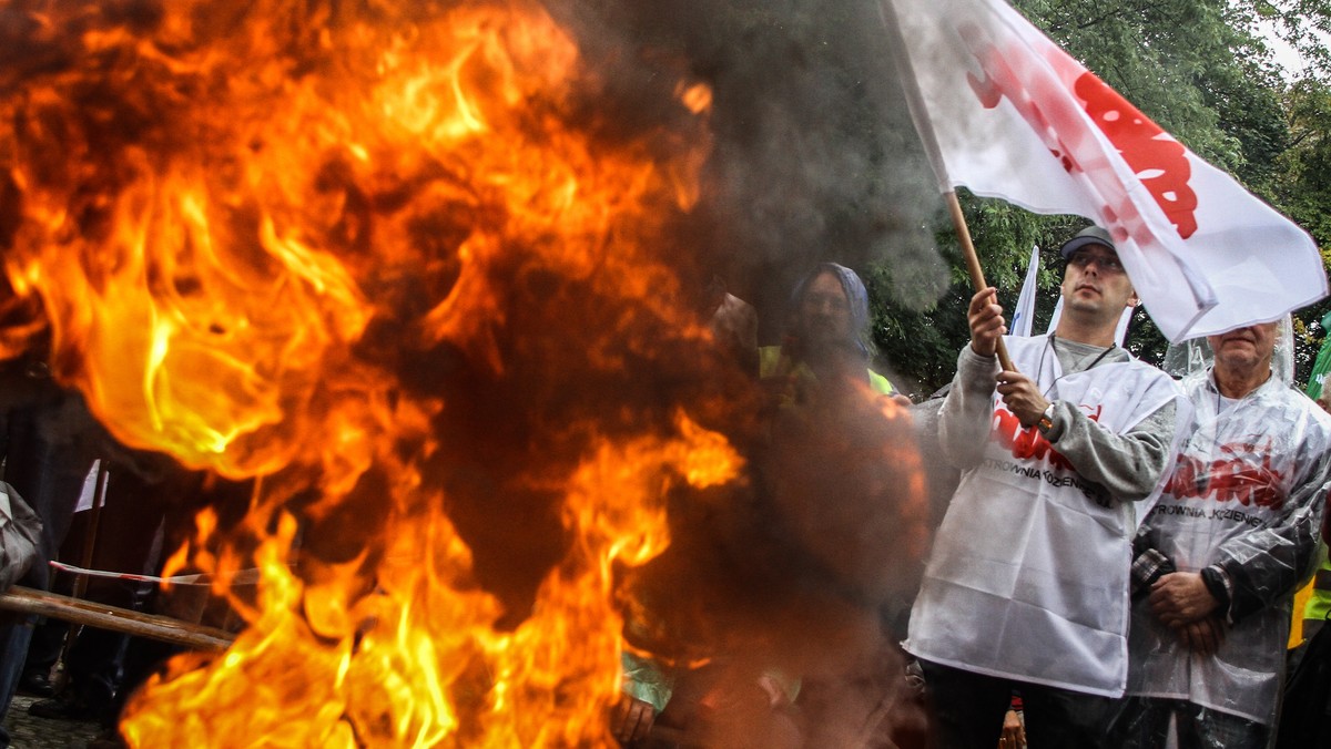 W Warszawie ruszyły Ogólnopolskie Dni Protestu przeciwko polityce rządu. Pod budynkami ministerstw strajkowało kilka tysięcy związkowców. - Pokazujemy politykom, że możemy coś zrobić wspólnie dla polskich pracowników, dla ruchu związkowego. 11 września - ta data będzie się panu (premierowi Donaldowi Tuskowi - red.) długo śniła po nocach, jako pański koszmar. Przybywamy po to, by upomnieć się nie tylko o prawa pracowników. Nasze hasło to: dość lekceważenia społeczeństwa, to hasło ponadpracownicze - mówił do protestujących przewodniczący "Solidarności" Piotr Duda.