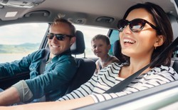 Samochodem na wakacje: Jak dbać o kręgosłup podczas długiej podróży?