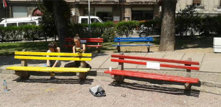 ... A ovako su izgledale juče Nekoliko desetina volontera sređivalo je mesto na kome će se njihovi vršnjaci ubuduće okupljati, u okviru priprema za program koji će tokom leta ovde biti održavan.