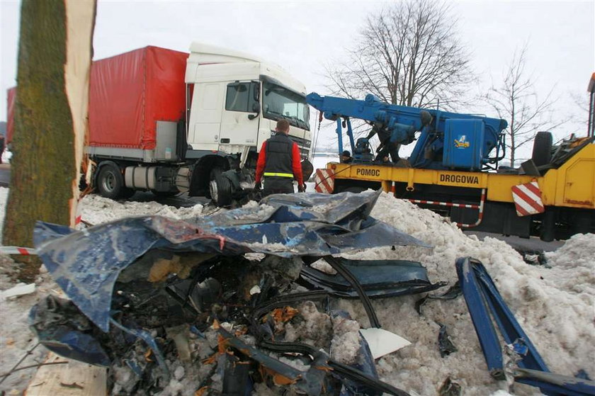 Wjechał prosto na tira. Wypadek w Kurzętniku. Seatem pod tira w Kurzętniku