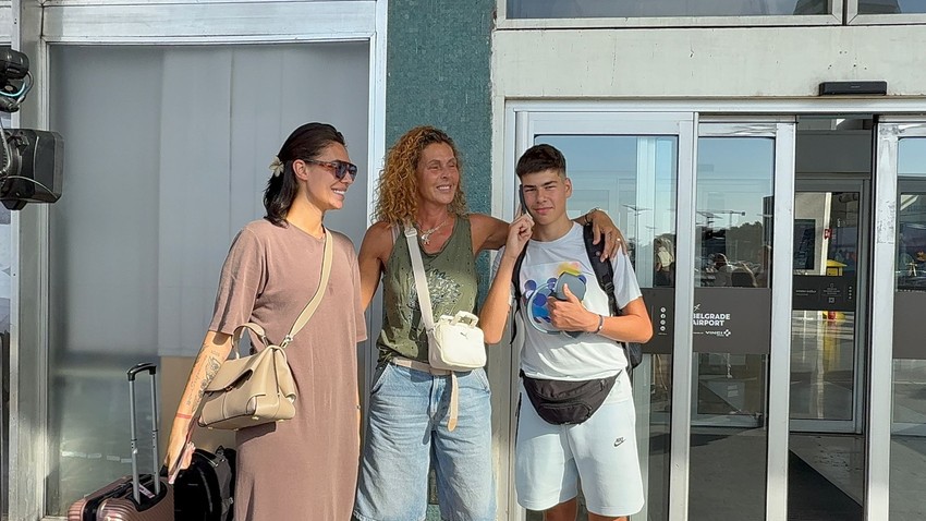 Mina Vrbaški sa majkom i bratom napustila Srbiju