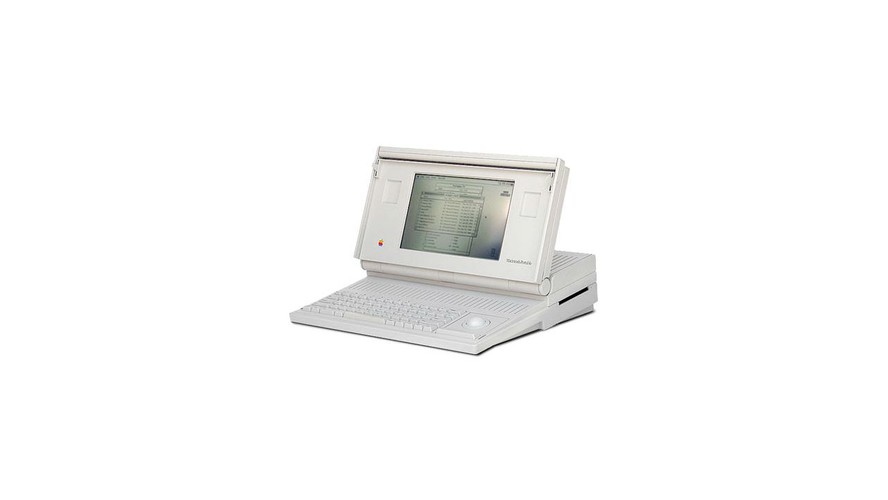 Macintosh Portable to pierwszy laptop wyprodukowany przez Apple. Urządzenie pojawiło się na rynku w 1989 roku. Furory jednak nie zrobiło. Użytkownicy narzekali na słaby wyświetlacz i krótki czas pracy baterii. Czarę goryczy przelała natomiast cena. 25 lat temu za laptopa Apple przyszło nam zapłacić 7 300 dolarów.