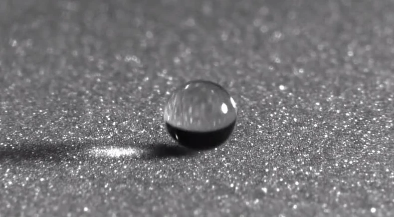 Kapljica se približava podlozi...