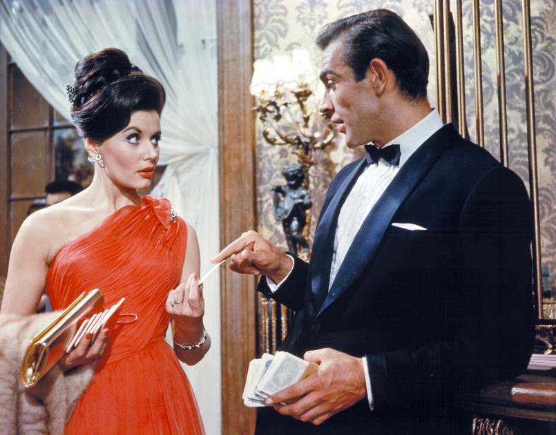 Pierwszy film o Bondzie, "Doktor No", był ekranizacją szóstej powieści Fleminga. Jego premiera w Wielkiej Brytanii odbyła się 5 października 1962 roku, a w superagenta po raz pierwszy wcielił się Sean Connery, który za wroga miał Chińczyka zwanego Dr No – w tej roli Joseph Wiseman