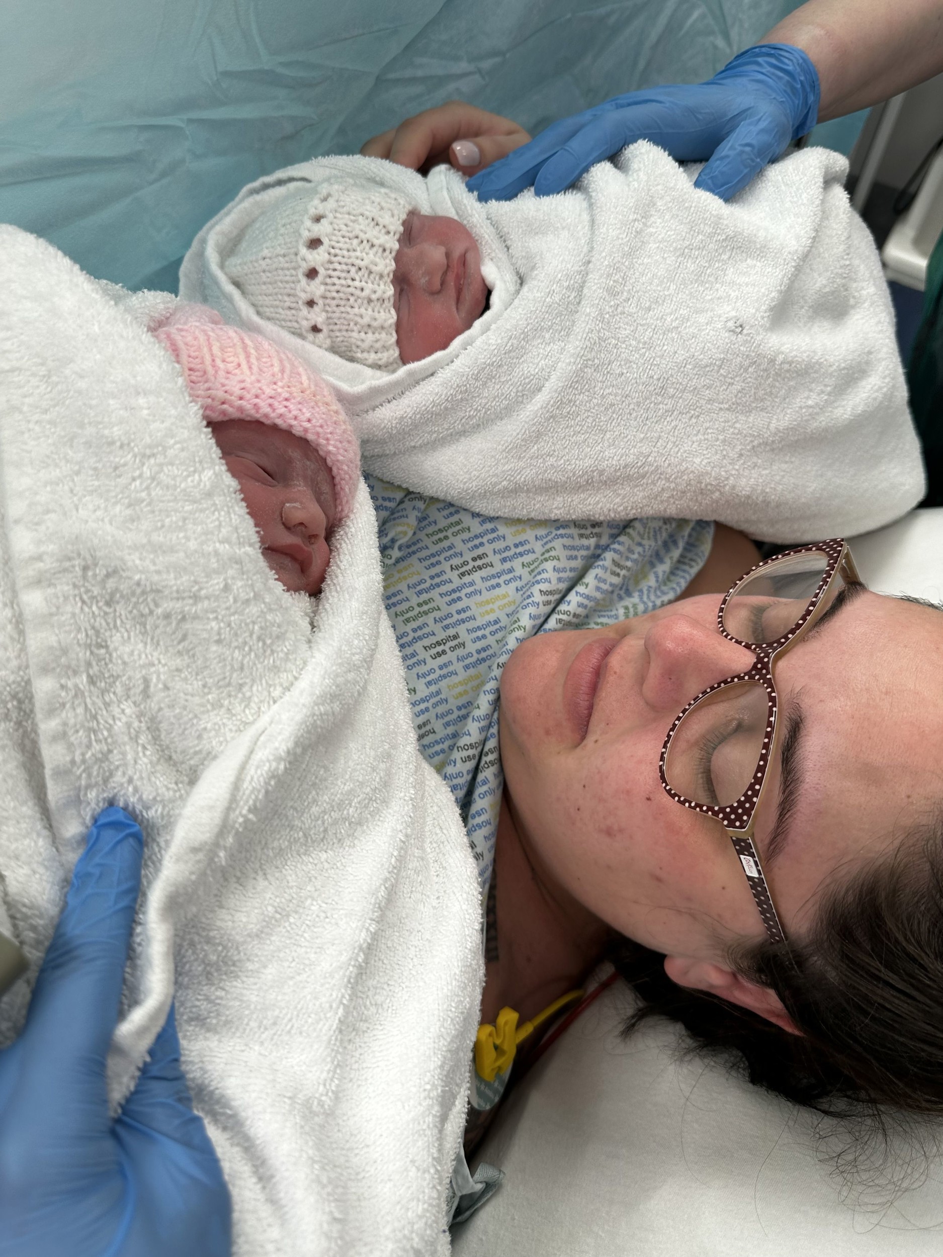 Holly Firth porodila dvojičky.