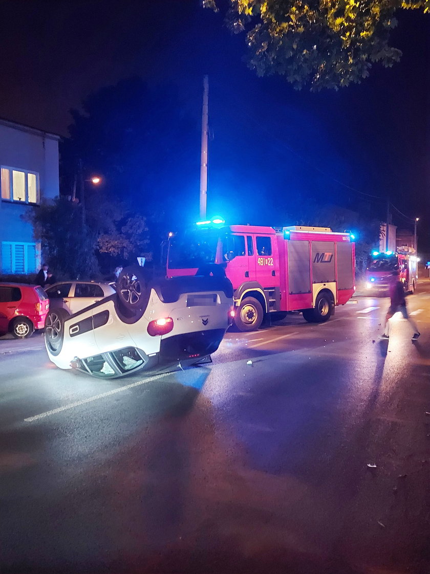 Groźny wypadek w Pabianicach. Jedno z aut dachowało. "To był traumatyczny huk"