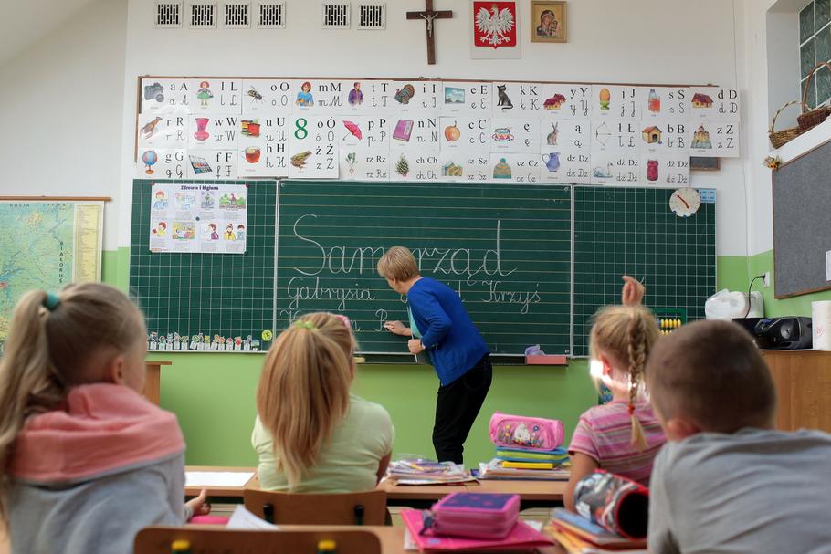 Polscy nauczyciele są jednymi z najgorzej wynagradzanych na świecie. Za swoją roczną pensję mogą się wybrać na samochodową wycieczkę nie dalej, niż 202 tys. km od domu.