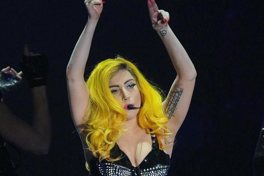 Gaga żółte włosy