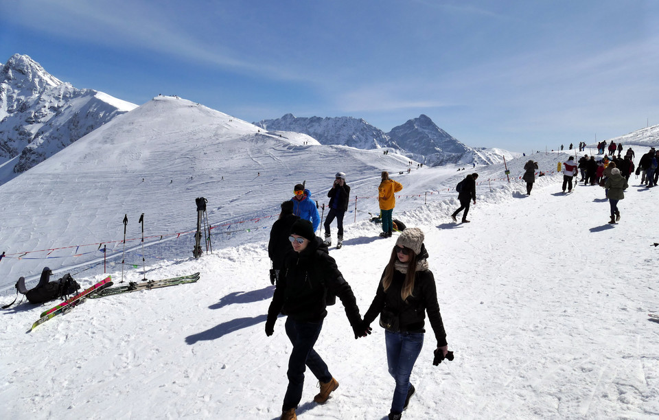 ZAKOPANE TATRY POGODA ŚNIEG (turyści na Kasprowym Wierchu)