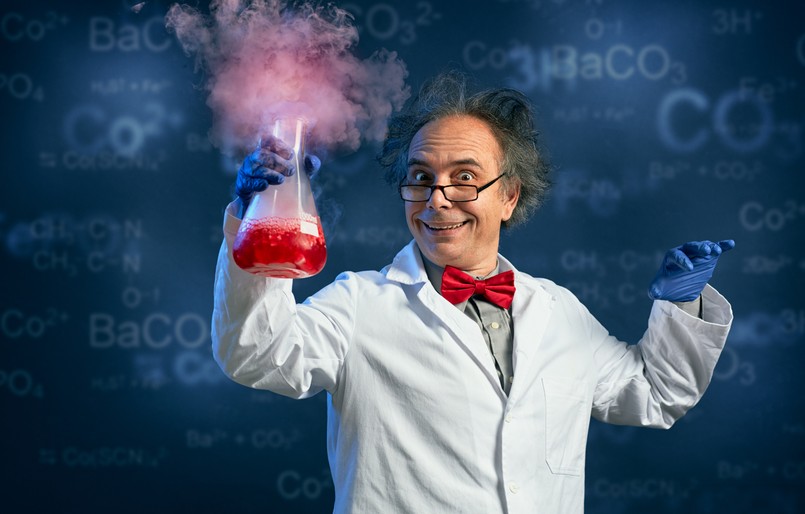 Quiz z chemii chemiczny chemia naukowiec doświadczenie wybuch Happy,Chemist,Holding,Test,Tube,With,His,Successful,Experiment