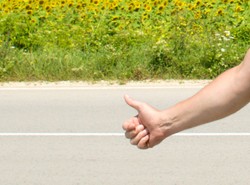 Oto ksiądz, który od 40 lat podróżuje autostopem