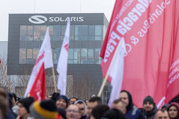 Uczestnicy strajku generalnego pracowników Solaris Bus &amp; Coach Sp. z o.o., przed siedzibą spółki Solaris w Bolechowie-Osiedlu