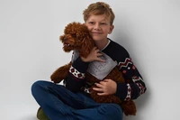 Święta z psem i kotem: bezpieczna choinka, dekoracje i dom – praktyczny przewodnik