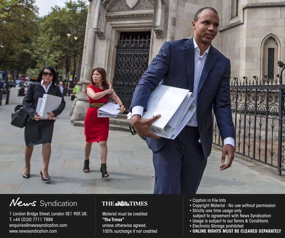 Ajvi ie na suđenje, iza njega je Čeng Jin Sun (levo)