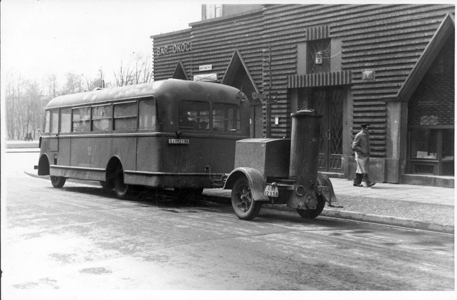 Autobus miejski Chevrolet 183 FS napędzany gazem drzewnym – widoczna przyczepka z generatorem gazu – na ul. Sienkiewicza przy zbiegu z ul. Królewską. 1943 rok.