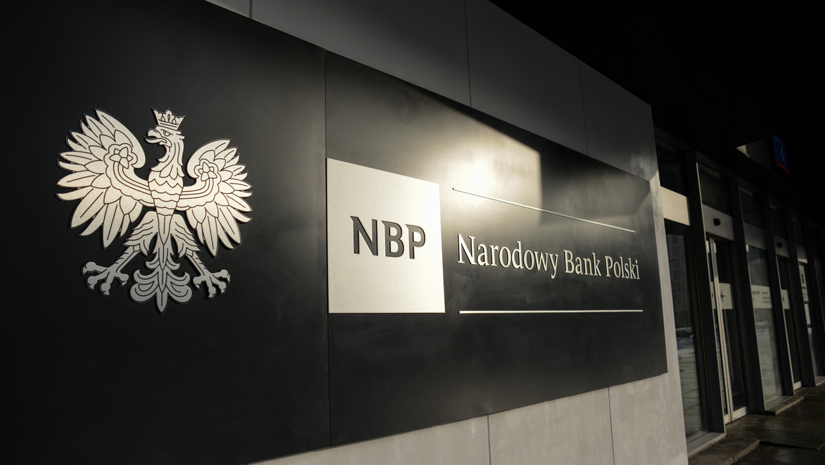 Sejm przyjął dziś po północy ustawę dotyczącą wysokości płac w NBP. Zgodnie z nią maksymalne wynagrodzenie np. dyrektorów, nie będzie mogło przekroczyć 60 proc. wynagrodzenia prezesa. Jednocześnie ustawa pozwala na ujawnienie jedynie średnich pensji, a nie wynagrodzeń konkretnych osób na kierowniczych stanowiskach. 
