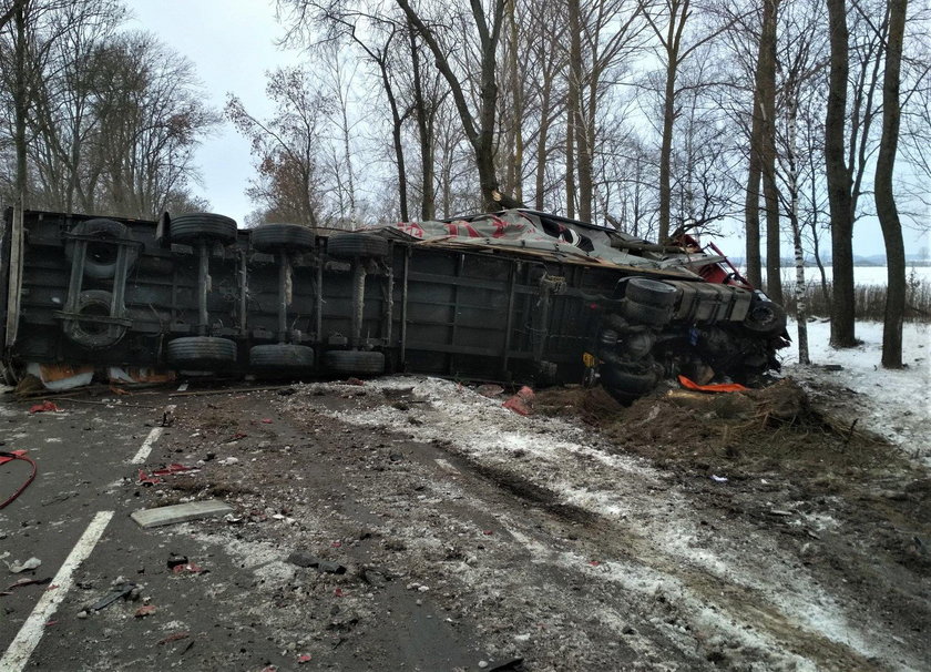 Śmiertelny wypadek na Podlasiu. Toyota zderzyła się z ciężarówką