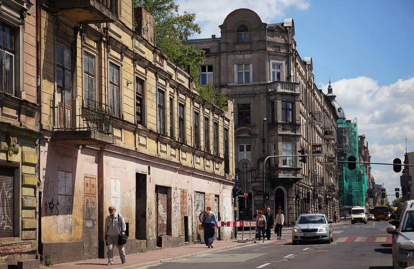 Barierki blokują chodniki w centrum Łodzi bo sypią się kamienice 