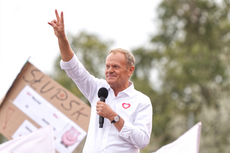 Donald Tusk podczas Marszu Miliona Serc w Warszawie. 1 października 2023 r.