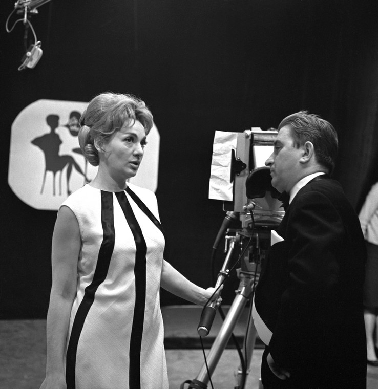 Grudzień 1965 r. Irena Dziedzic na planie programu  "Przedstawiamy"