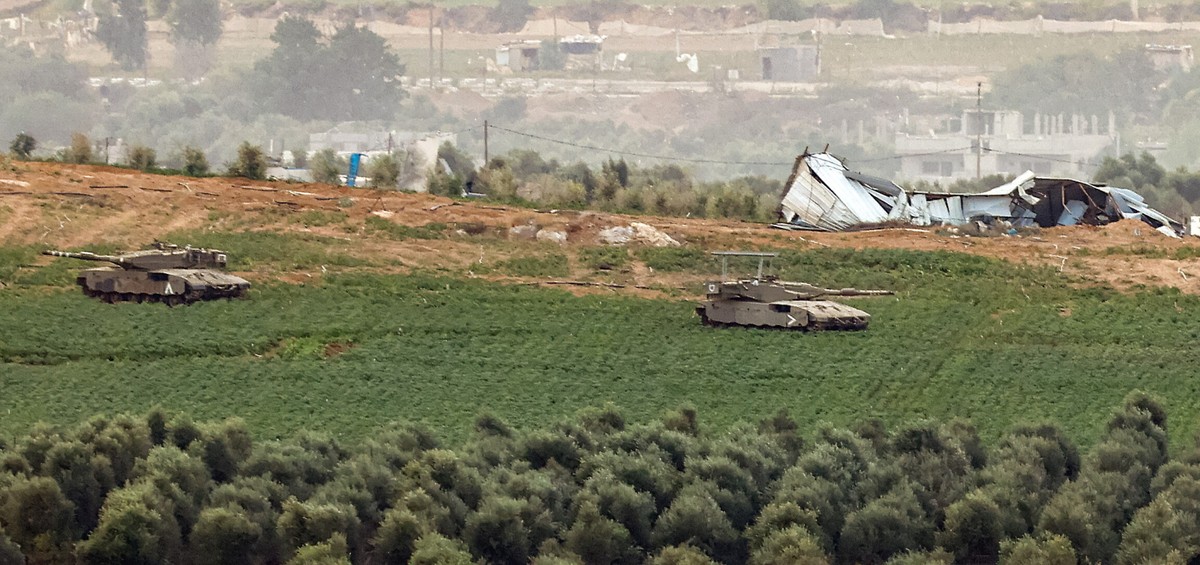 Israeli tanks and bulldozer in the northern part of the Gaza Strip