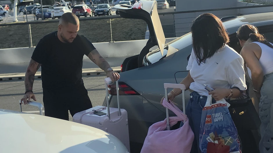 Đanijeva Slađa sa ćerkom na aerodromu