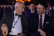 Janusz Korwin-Mikke i Sławomir Mentzen na kongresie partii KORWiN w 2022 r.