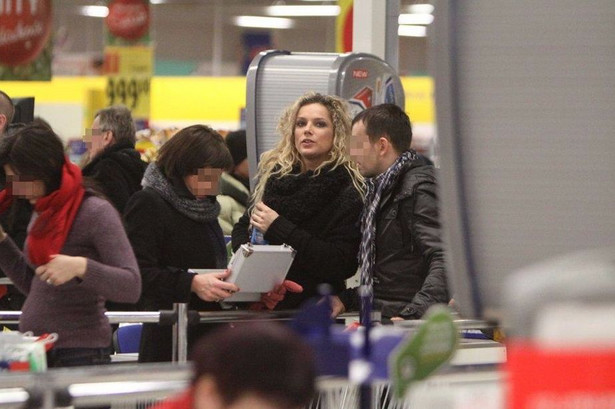 Żona milionera buszuje w supermarkecie