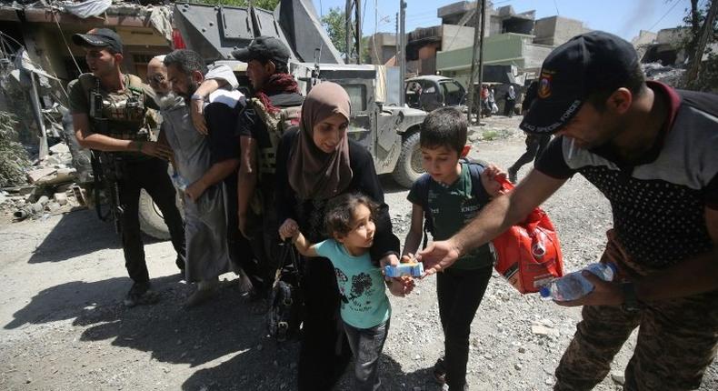 Iraqis flee their homes in the Rabie neighbourhood of west Mosul as security forces advance into the area on May 17, 2017