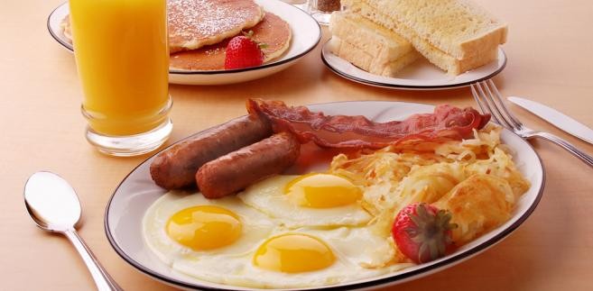 <b>Amerykańskie śniadanie</b><br />Na śniadanie Amerykanie najbardziej lubią zjadać jajka na bekonie, pancakes z syropem klonowym, kanapki z masłem orzechowym. Musi być tłusto i sycąco