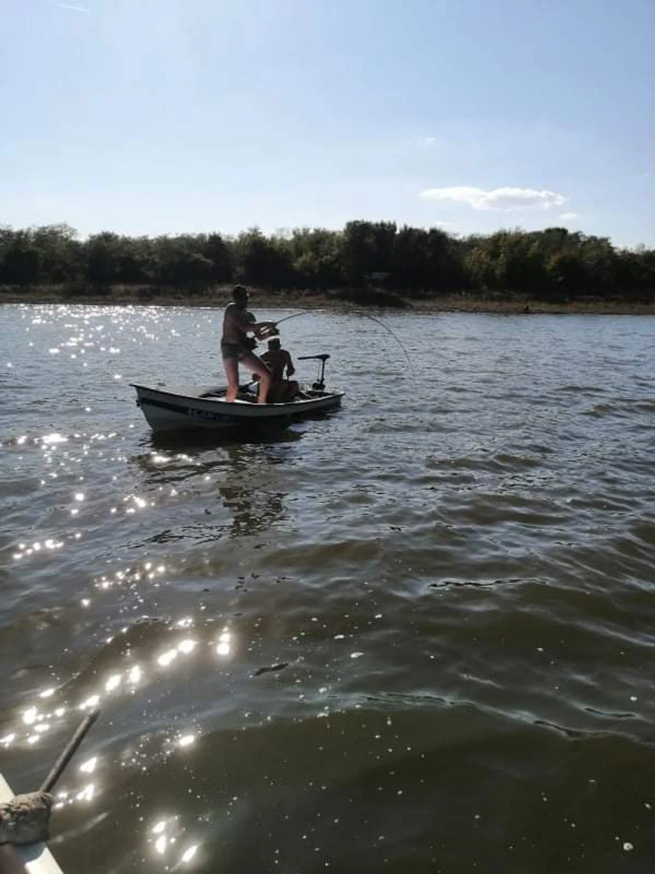 Riba je vukla ribolovce po jezeru i pretila da im prevrne čamac