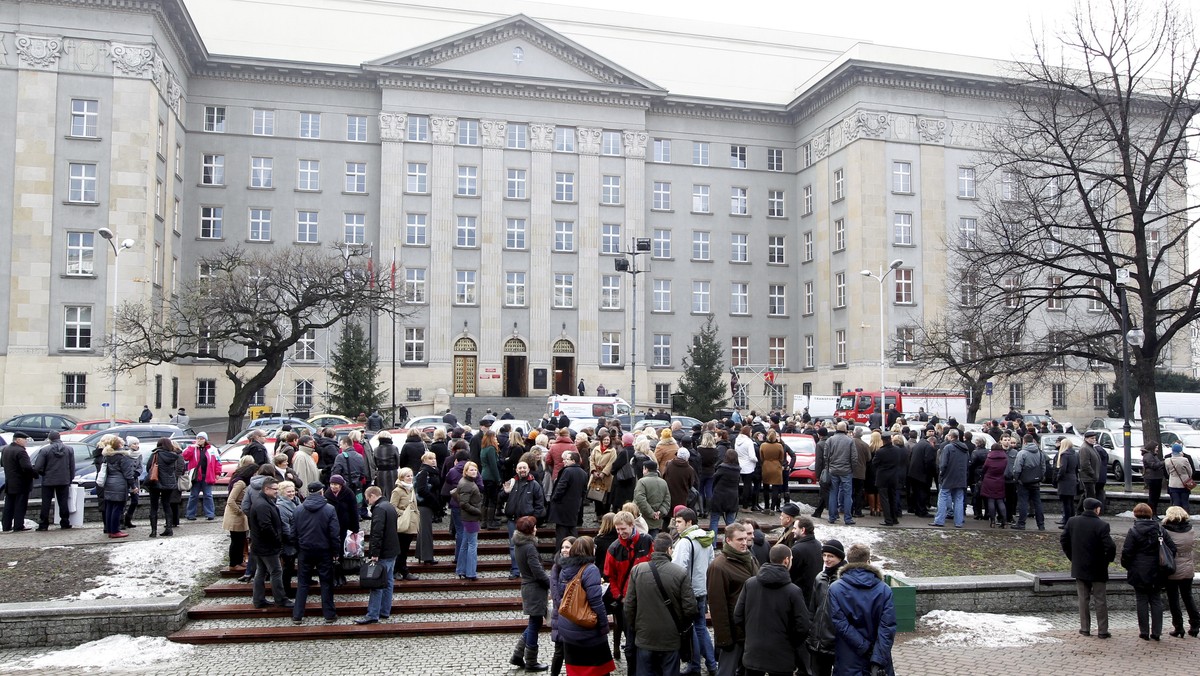 Do centrum zarządzania zadzwonił ktoś z informacją o podłożonym ładunku wybuchowym pod budynkiem, w którym mieści się w nim m.in. Sejm Śląski i Urząd Wojewódzki. Trwa ewakuacja.