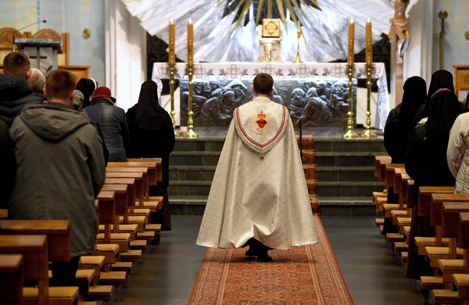 Szentmisét mutat be egy katolikus pap a tüdőgyulladást okozó koronavírus terjedésének megfékezéséért. / Fotó: MTI/PAP/Darek Delmanowicz