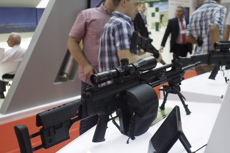Karabin precyzyjny 7,62 mm SCAR-PR zaprezentowany podczas XXIII Międzynarodowego Salonu Przemysłu Obronnego w Kielcach.<br><br>fot. (mgo/zuz) PAP/Michał Walczak