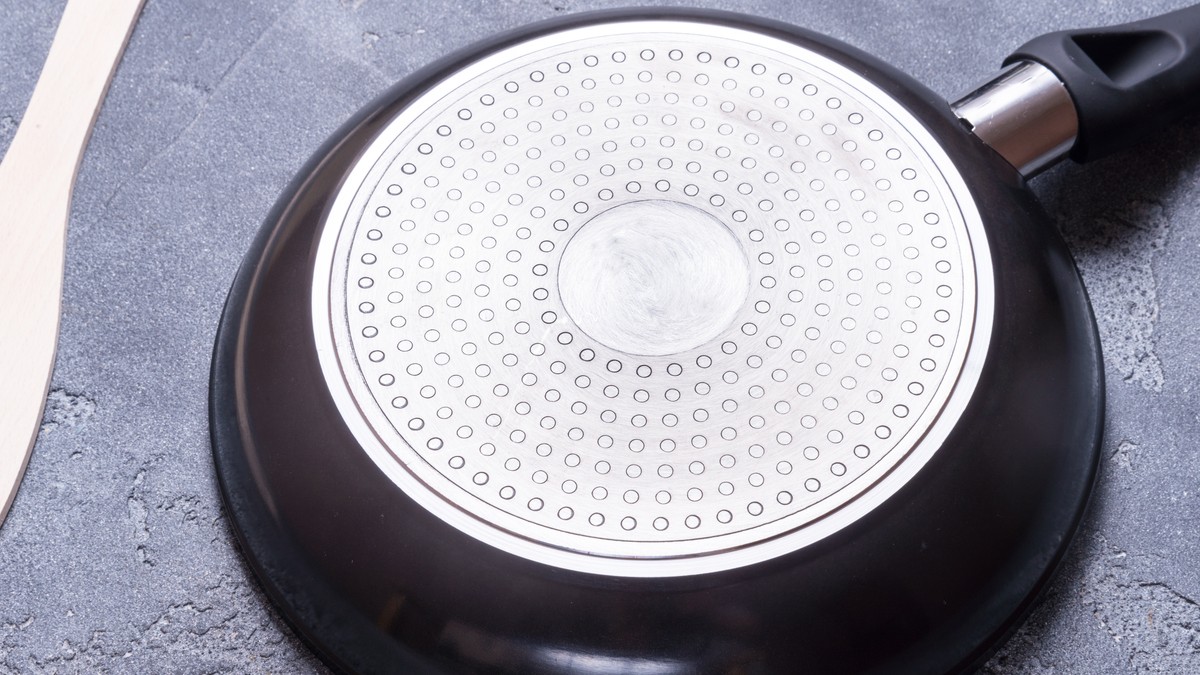 Metoda dva čaše čisti zagorelo posuđe bez hemikalija i žičanih sunđera