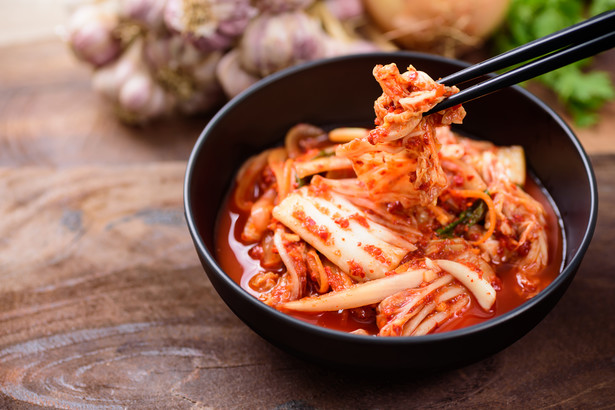 Kimchi to przykład sfermentowanej żywności, która ma bardzo pozytywny wpływ na nasze zdrowie