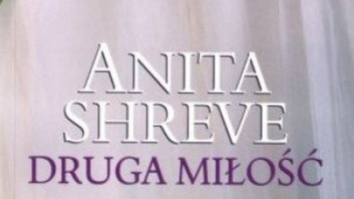 Nora się odwróciła. Harrison patrzył, jak wąską żwirowaną ścieżką obchodzi dom, kierując się ku frontowi. Poruszała się energicznie, z pochyloną głową, chociaż musiała wiedzieć, że Harrison odprowadza ją wzrokiem. Nagle nawiedziło go wspomnienie Nory takiej, jaka była, kiedy zobaczył ją na bocznej uliczce miasteczka w Maine. Zawsze będzie pamiętał, gdzie i kiedy ją poznał, chociaż minęło wiele lat, odkąd był w stanie zobaczyć to z taką wyrazistością jak teraz.