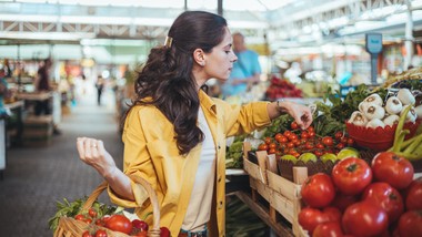 flagi przy owocach i warzywach od 17 lutego - co zmienia się w sklepach i kogo dotyczą nowe zasady?