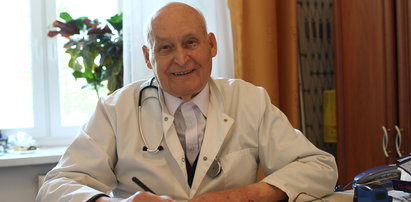 Oto najstarszy lekarz w Polsce. Pacjenci go kochają