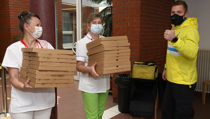 Olasz étteremből visznek ebédet a Szent Imre Kórházba: pizzával segítik a hősök munkáját