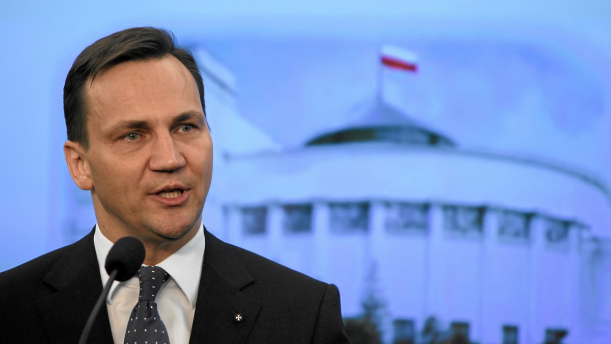 Minister spraw zagranicznych Radosław Sikorski przybył do Libii - poinformował serwis tokfm.pl. Wizytę ministra potwierdziły nieoficjalne źródła w MSZ. Jak podkreślają dziennikarze, to pierwszy tak wysoki rangą minister obcego państwa, który odwiedza nieformalną stolicę rebeliantów - Bengazi.