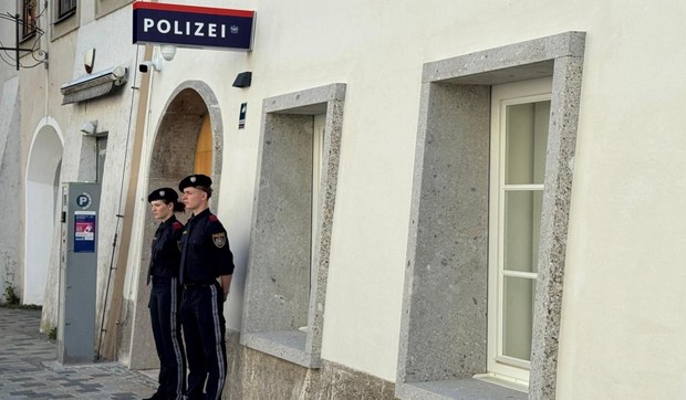 Policija ispred renovirane zgrade | Foto: Bethany Bell/BBC