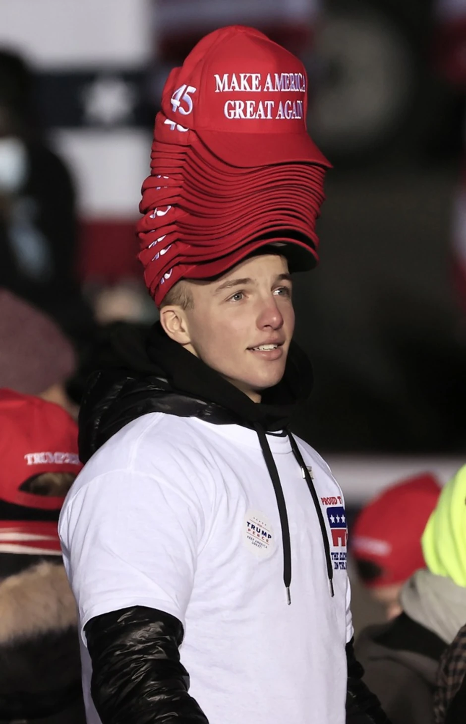 Radnik sa MAGA kapama tokom mitinga Donalda Trampa u Kenoši, Viskonsin, 2. novembra 2020. 