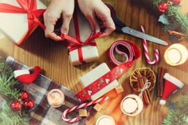 TRI NAJBOLJA TRIKA za novogodišnje dekoracije: Evo kako da UPAKUJETE POKLON koji će izgledati kao da je izašao iz Deda Mrazovog džaka