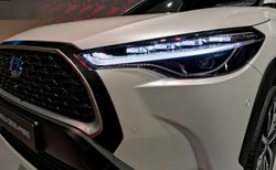 Toyota Corolla Cross znika w ciemno. Nie tylko hybryda 5. generacji kusi Polaków