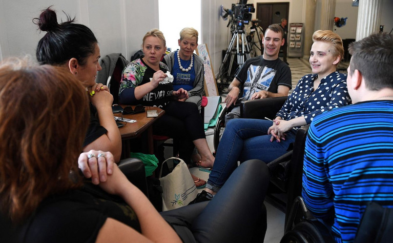 Rodzice i opiekunowie osób niepełnosprawnych protestujący od 18 kwietnia w Sejmie domagają się realizacji dwóch głównych postulatów.
