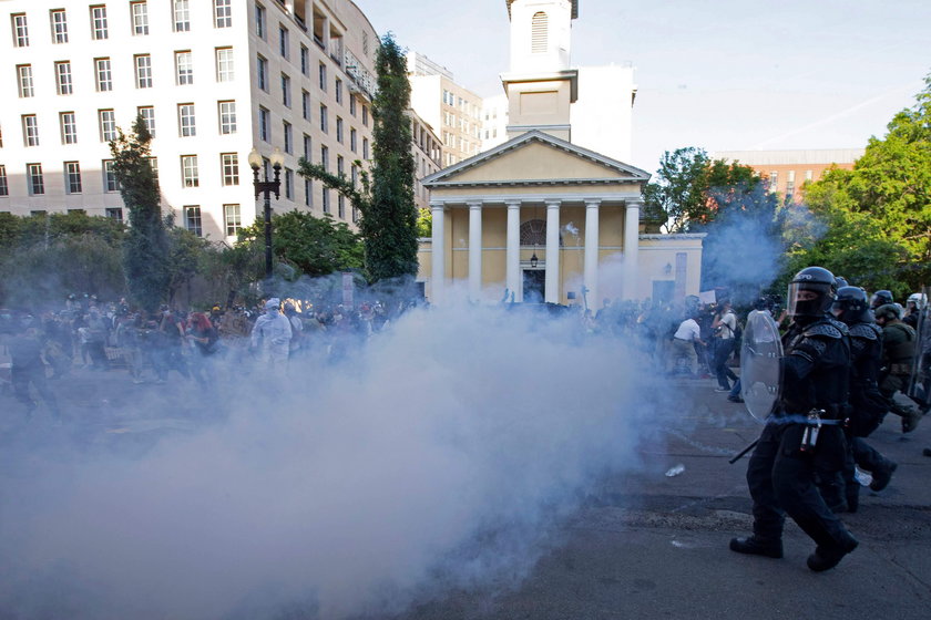 Przepędzili protestujących gazem i kulami, by prezydent mógł pozować z Biblią!